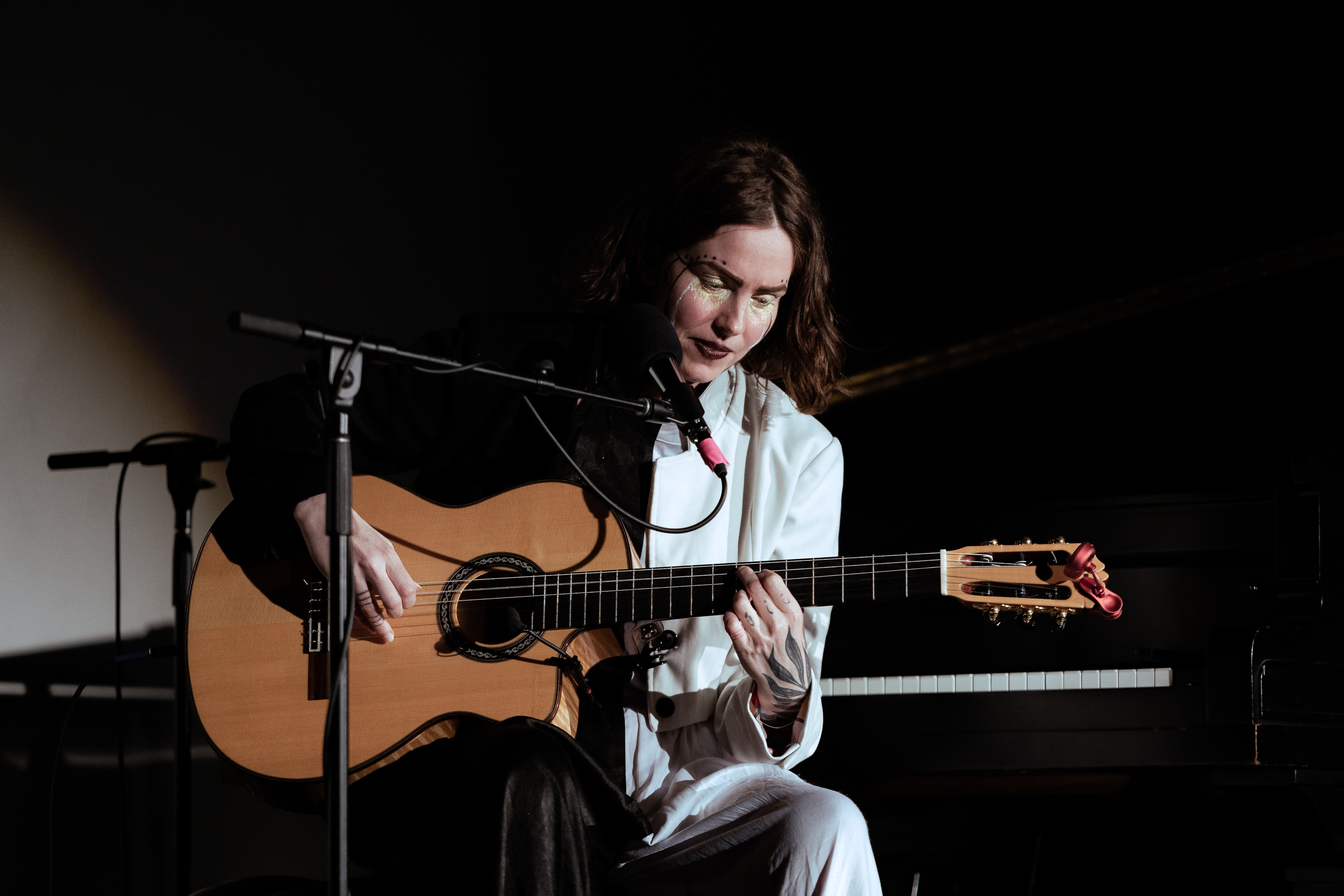 Emma Ruth Rundle Guitars Emma Ruth Rundle at The Masonic Lodge